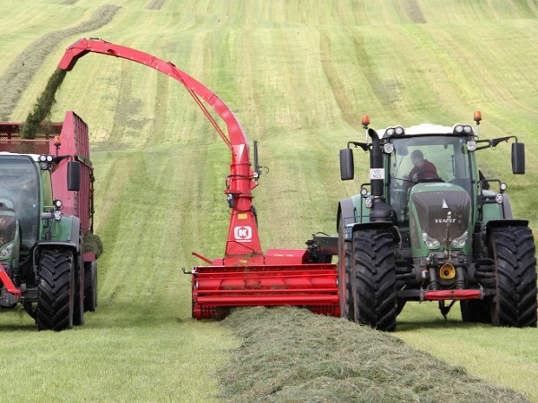 Traktory a zemědělské stroje